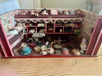 Antiek poppenhuis stoffenwinkel - Mentha Brocante beschikbaar voor biedingen