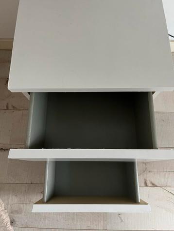 Twee IKEA Malm nachtkastjes + Solklint lamp - afbeelding 3