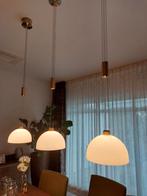 3 hanglampen van mat glas met messing, in hoogte verstelbaar, Huis en Inrichting, Ophalen of Verzenden, Gebruikt, Glas, Minder dan 50 cm
