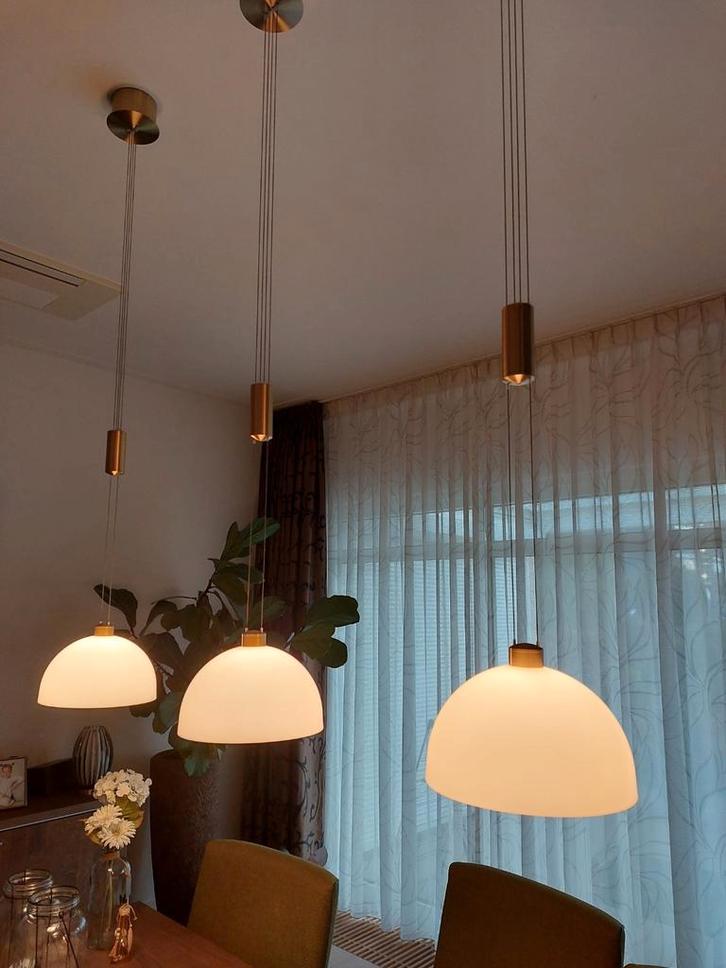 3 hanglampen van mat glas met messing, in hoogte verstelbaar, Huis en Inrichting, Lampen | Hanglampen, Gebruikt, Minder dan 50 cm
