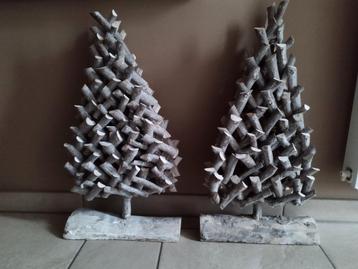 2 kerstboompjes van hout 60 cm hoog beschikbaar voor biedingen