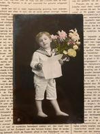 1908 Jongetje op blote voetjes met bloemen (XX), Verzamelen, Ansichtkaarten | Themakaarten, Ophalen of Verzenden, Voor 1920, Gelopen