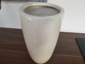 mooie beige vaas, hoogte 25.5 cm beschikbaar voor biedingen
