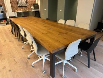 Twee robuuste eettafels, stoer en industrieel beschikbaar voor biedingen
