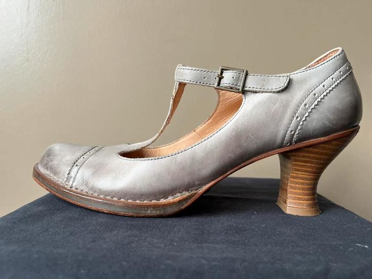 Neosens Rococo T-strap pump maat 41, Kleding | Dames, Schoenen, Zo goed als nieuw, Grijs, Ophalen of Verzenden