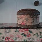 Oude Franse stoffendoos + oude hoedenspelden doos, Ophalen of Verzenden