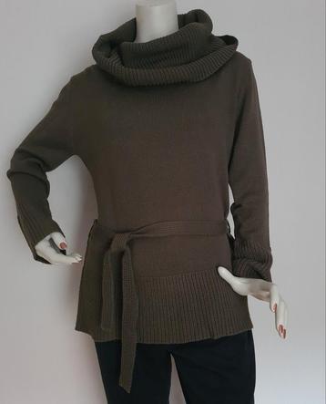 Lange trui met ruime col. Legergroen.Mt. XL. Als nieuw.  beschikbaar voor biedingen