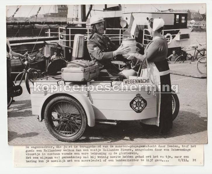 A.N.W.B. motor met zijspan terugkeer uit Zweden wegenwacht, Verzamelen, Foto's en Prenten, Gebruikt, Foto, Overige onderwerpen