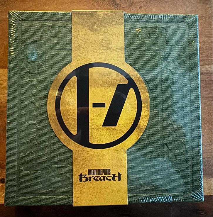 Twenty One Pilots Breach olijfgroene Boxset limited edition., Cd's en Dvd's, Cd's | Verzamelalbums, Nieuw in verpakking, Pop, Boxset