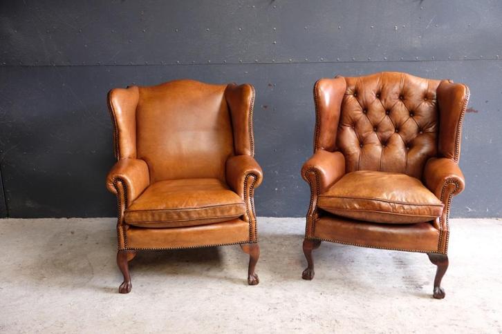 2 traditioneel Engelse Chesterfield oorfauteuils, Huis en Inrichting, Fauteuils, Zo goed als nieuw, Leer, 50 tot 75 cm, Minder dan 75 cm