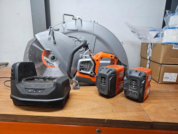 Husqvarna bandenzaag K1 PACE 350mm inclusief accu's en lader, Doe-het-zelf en Verbouw, Gereedschap | Zaagmachines, Zo goed als nieuw