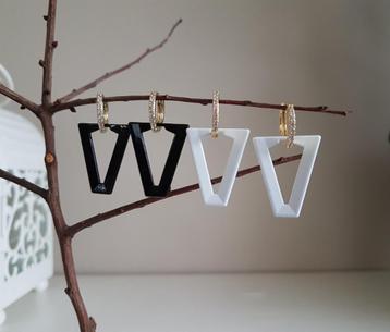 V Oorbellen met zirkonia steentjes Zwart_Wit_Pink_Oranje beschikbaar voor biedingen