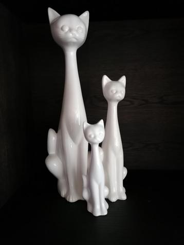 3 keramieke poezen met lange nek beschikbaar voor biedingen