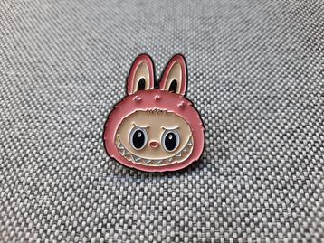 1 leuke roze pin van een Labubu te koop beschikbaar voor biedingen