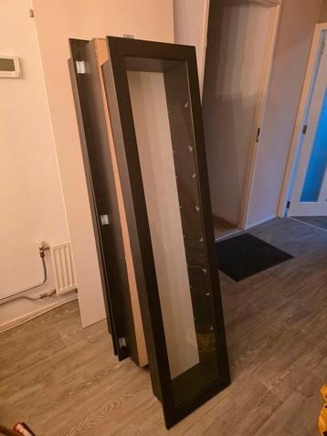 Vitrinekast Ikea Bertby hout glazen plankjes schaalmodellen  beschikbaar voor biedingen
