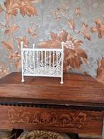 poppenhuis miniaturen wit metalen baby box, Verzamelen, Poppenhuizen en Toebehoren, Ophalen of Verzenden, Nieuw, Poppenhuis