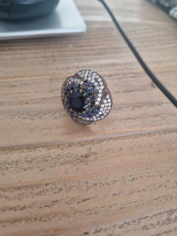 	 Antieke, zilveren ring met saffieren. Maat 17. beschikbaar voor biedingen