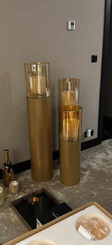 Gouden pilaren met kaars en glas beschikbaar voor biedingen