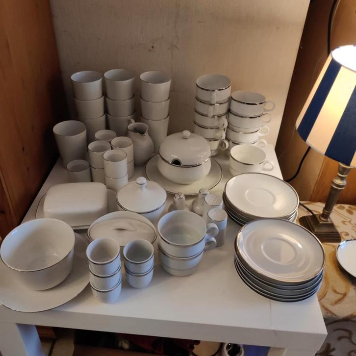 wit porceleinen servies met zilveren rand Vintage/brocante, Antiek en Kunst, Antiek | Servies los, Ophalen