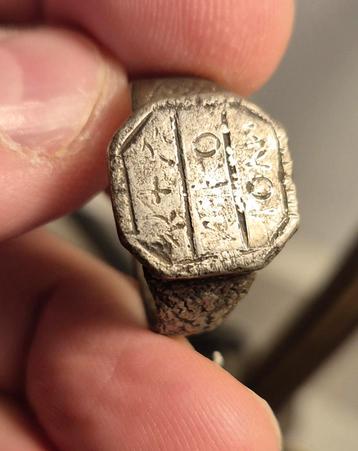 Ring zilver inscripties bodemvondst beschikbaar voor biedingen