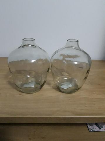 Twee glazen vazen beschikbaar voor biedingen