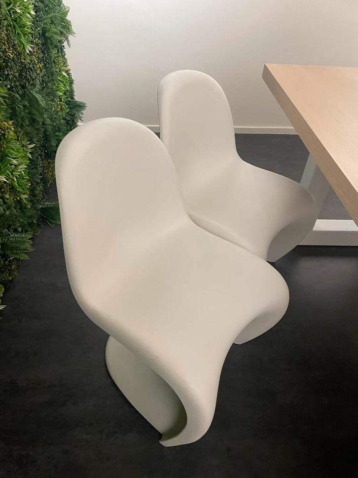 Twee witte design stoelen - amper gebruikt!, Huis en Inrichting, Stoelen, Zo goed als nieuw, Twee, Kunststof, Wit, Ophalen