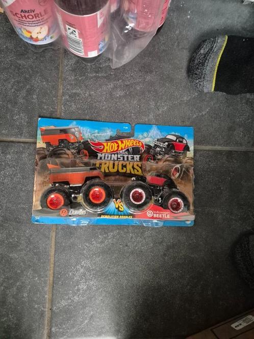 HOT WHEELS MONSTER TRUCKS VW DRAG BUS VS BEETLE, Hobby en Vrije tijd, Modelauto's | Overige schalen, Zo goed als nieuw, Auto, Ophalen of Verzenden