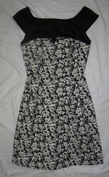 Leuke zwart/witte STEPS jurk (2) beschikbaar voor biedingen