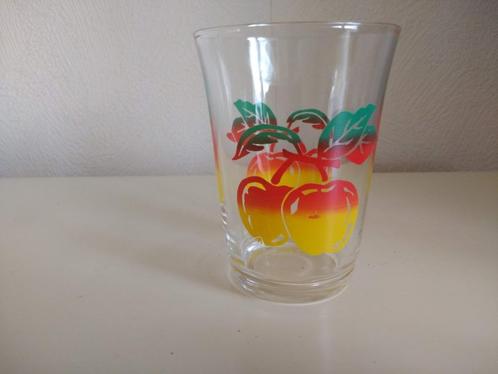 Drinkglas, glas, limonadeglas met appel erop vintage, Verzamelen, Glas en Borrelglaasjes, Zo goed als nieuw, Frisdrankglas, Ophalen of Verzenden
