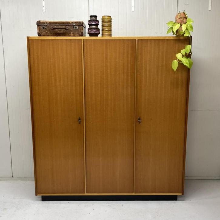 Strakke vintage j`60 kledingkast linnenkast hang leg 3 deurs, Huis en Inrichting, Kasten | Kledingkasten, Gebruikt, 150 tot 200 cm