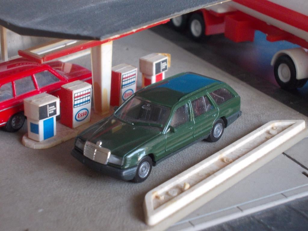 1985-1989 Mercedes Benz S124 Touring - Herpa donker-groen, Hobby en Vrije tijd, Modelauto's | 1:87, Ophalen of Verzenden, Zo goed als nieuw