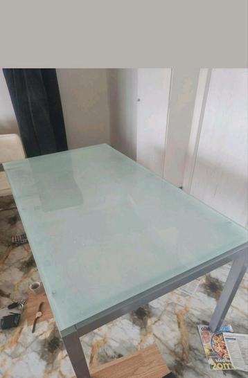 eettafel met glazen blad beschikbaar voor biedingen