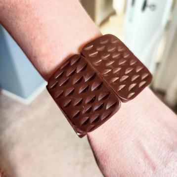 vintage bruine plastic armband jaren 70 beschikbaar voor biedingen