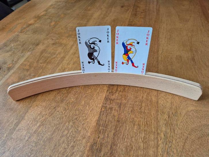 Houten Speelkaartenhouder - Handig voor Kaartspellen, Verzamelen, Speelkaarten, Jokers en Kwartetten, Zo goed als nieuw, Speelkaart(en)