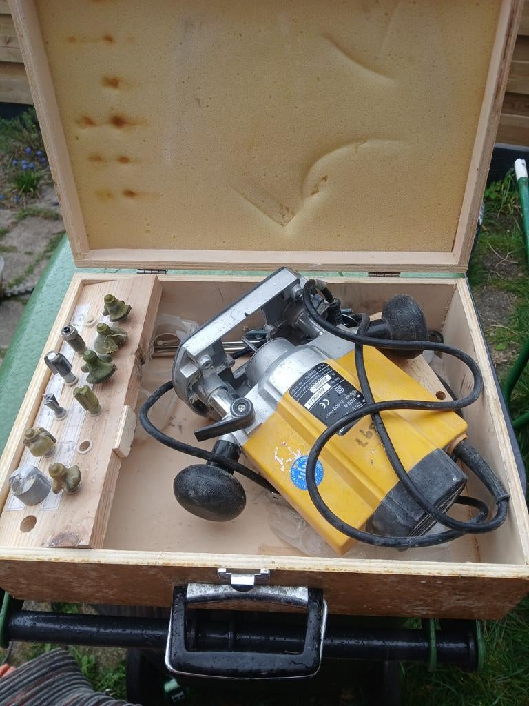 Bovenfrees met frees en kist, Ophalen, Gebruikt, Elektrisch, Bovenfrees