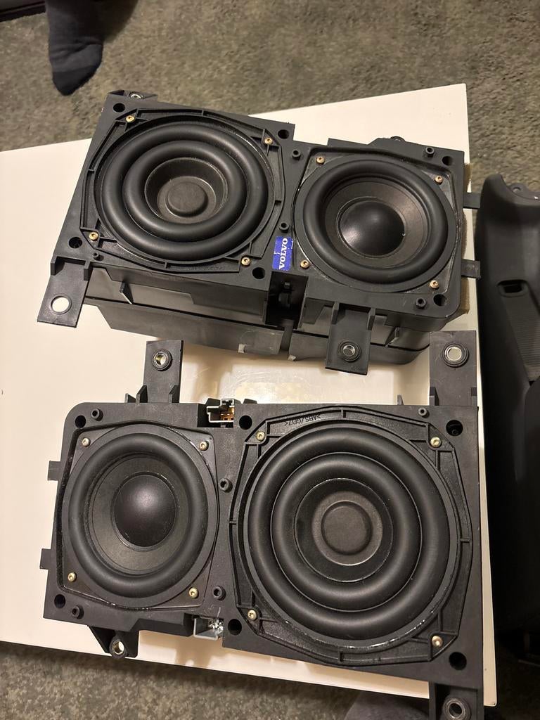 2x Volvo V40 Subwoofer (per stuk), Auto diversen, Ophalen of Verzenden, Gebruikt