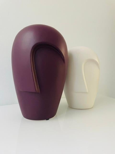 Set van 2 moderne sculpturale vazen met gestileerd gezicht, Overige kleuren, Aardewerk of Porselein, Ophalen of Verzenden, Zo goed als nieuw
