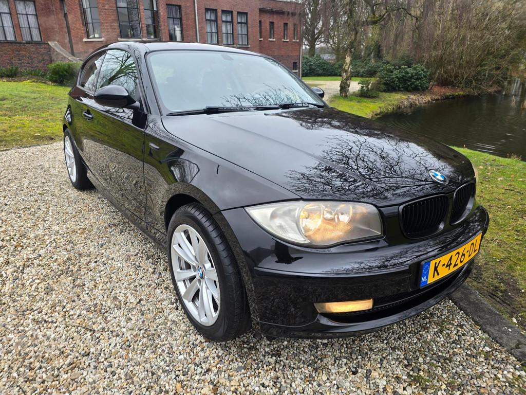 BMW 1-serie 118i 3-deurs AIRCO *apk:09-2026*, Auto's, BMW, 1-Serie, Achterwielaandrijving, 4 stoelen, Zwart