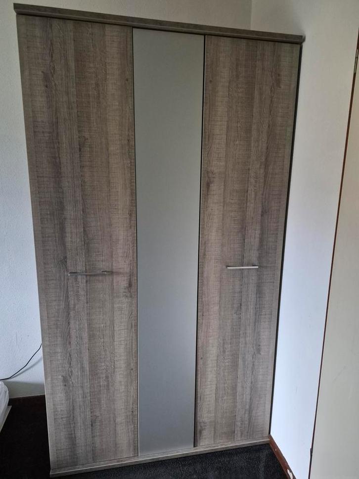 Grote ruime kledingkast. MOET NU WEG!, Huis en Inrichting, Kasten | Kledingkasten, Gebruikt, 150 tot 200 cm, 100 tot 150 cm, 50 tot 75 cm