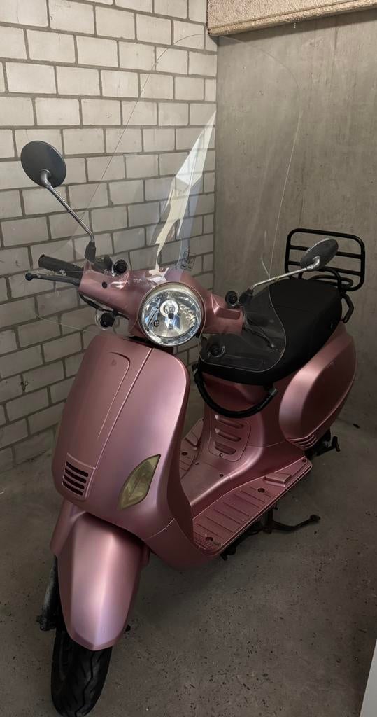 Kappenset roze scooter met wat schade, Fietsen en Brommers, Brommeronderdelen | Scooters, Ophalen of Verzenden, Zo goed als nieuw
