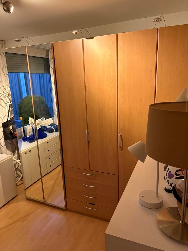 Mooie kledingkast met spiegel en veel opbergruimte - izgs, Huis en Inrichting, Gebruikt, 200 cm of meer, 200 cm of meer, Kersenhout