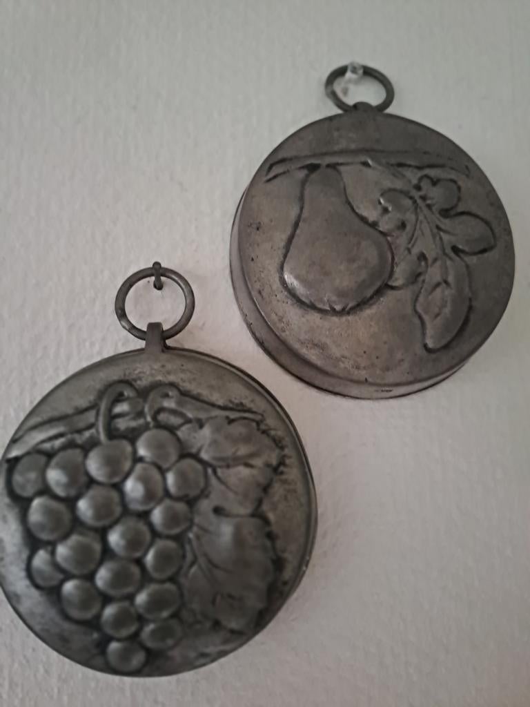 2 Tinnen hangers'' bak vormjes.., Ophalen of Verzenden