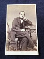 CDV, Man op stoel, W. TINKER, HAARLEM, zeer oud, dun karton, Ophalen of Verzenden, Voor 1940, Gebruikt, Foto