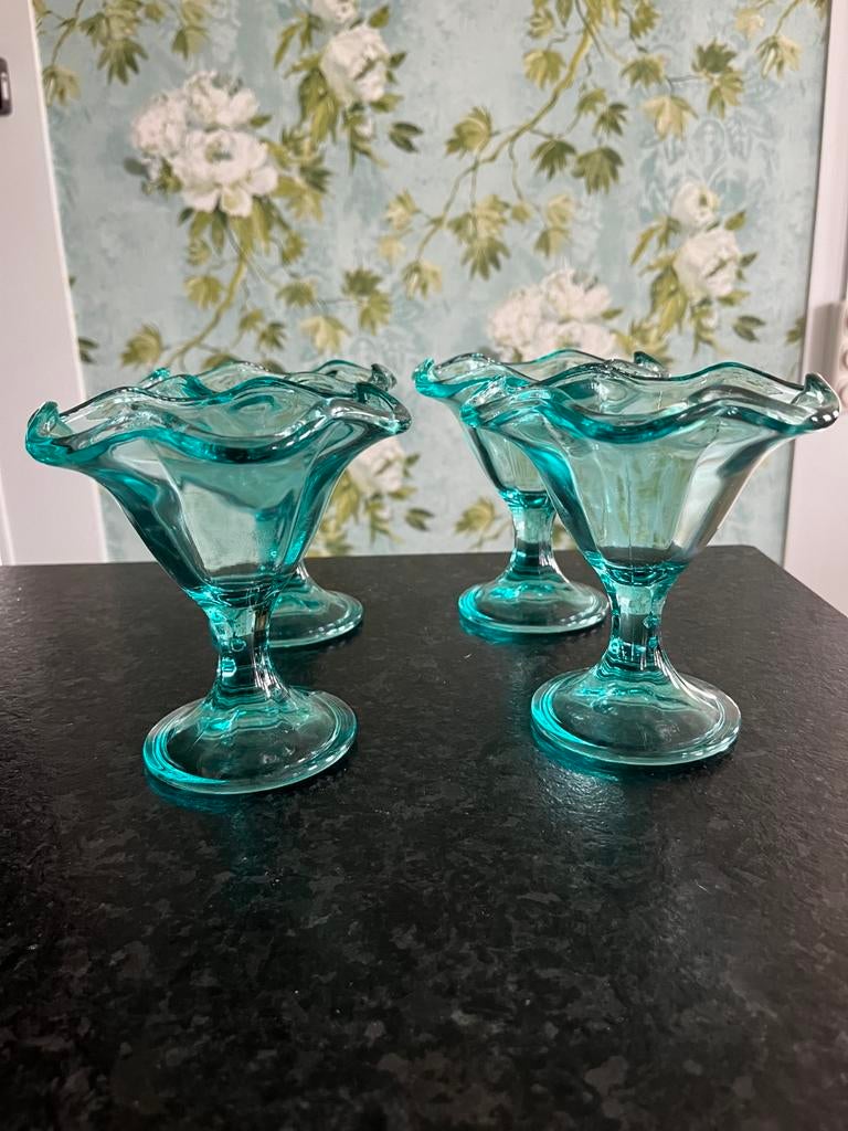 4 glazen sorbetglazen - ijscoupes, Ophalen of Verzenden, Glas, Overige stijlen, Glas of Glazen