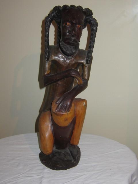 Afrikaans beeld van een knielende man met dreadlocks., Antiek en Kunst, Ophalen of Verzenden