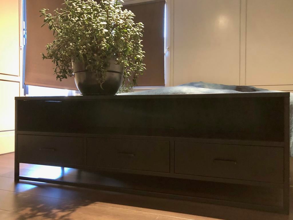 Zwart metalen tv meubel, Huis en Inrichting, Ophalen, 100 tot 150 cm, Zo goed als nieuw, Minder dan 100 cm