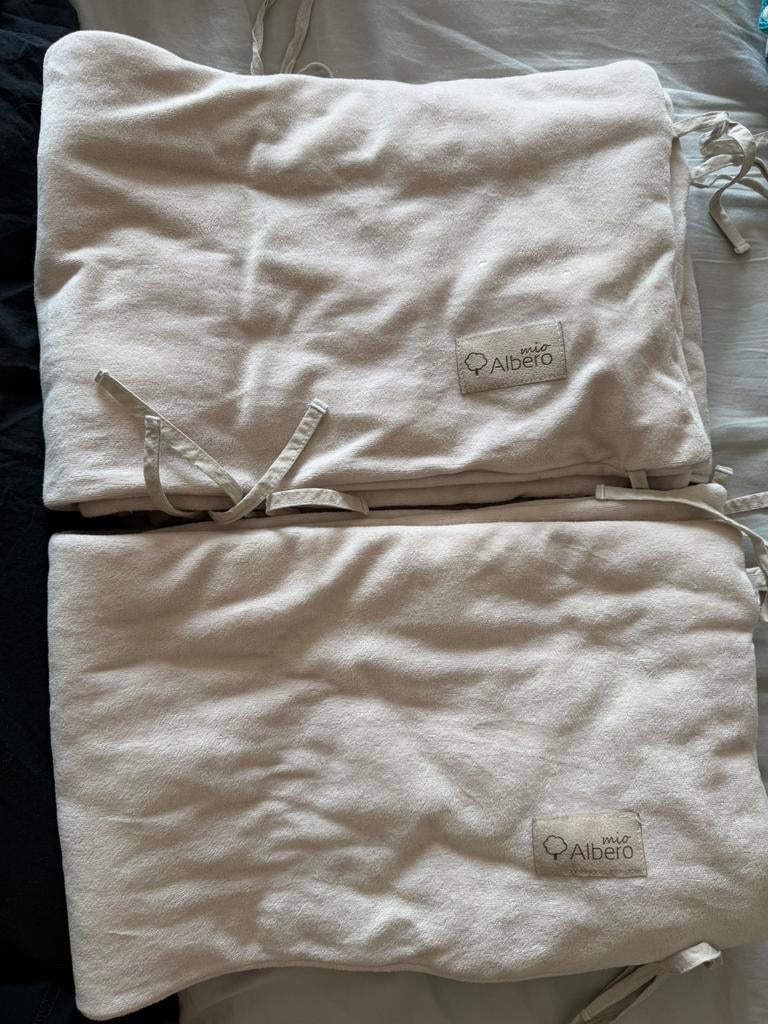 Bedbumper 2x creme kleur, Jongetje of Meisje, Beige, Overige typen, Ophalen of Verzenden