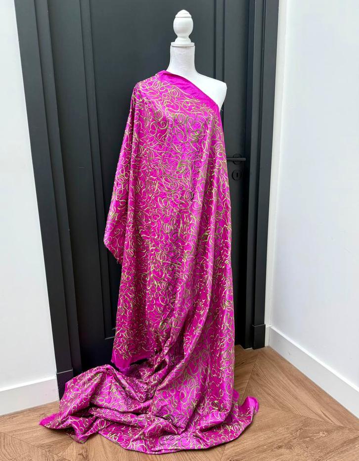 Geborduurde zijde dupion stof 245 cm x 135 cm, Hobby en Vrije tijd, Stoffen en Lappen, Nieuw, Satijn of Zijde, 120 cm of meer