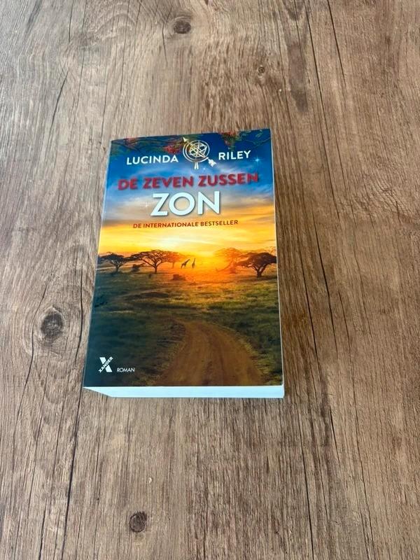 De Zeven Zussen – Zon | Lucinda Riley, Boeken, Romans, Gelezen, Ophalen of Verzenden