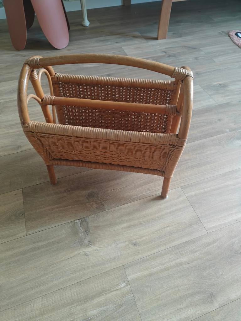 Rotan lectuurbak / boekenrek, Huis en Inrichting, Woonaccessoires | Krantenbakken en Lectuurbakken, Ophalen of Verzenden, Zo goed als nieuw
